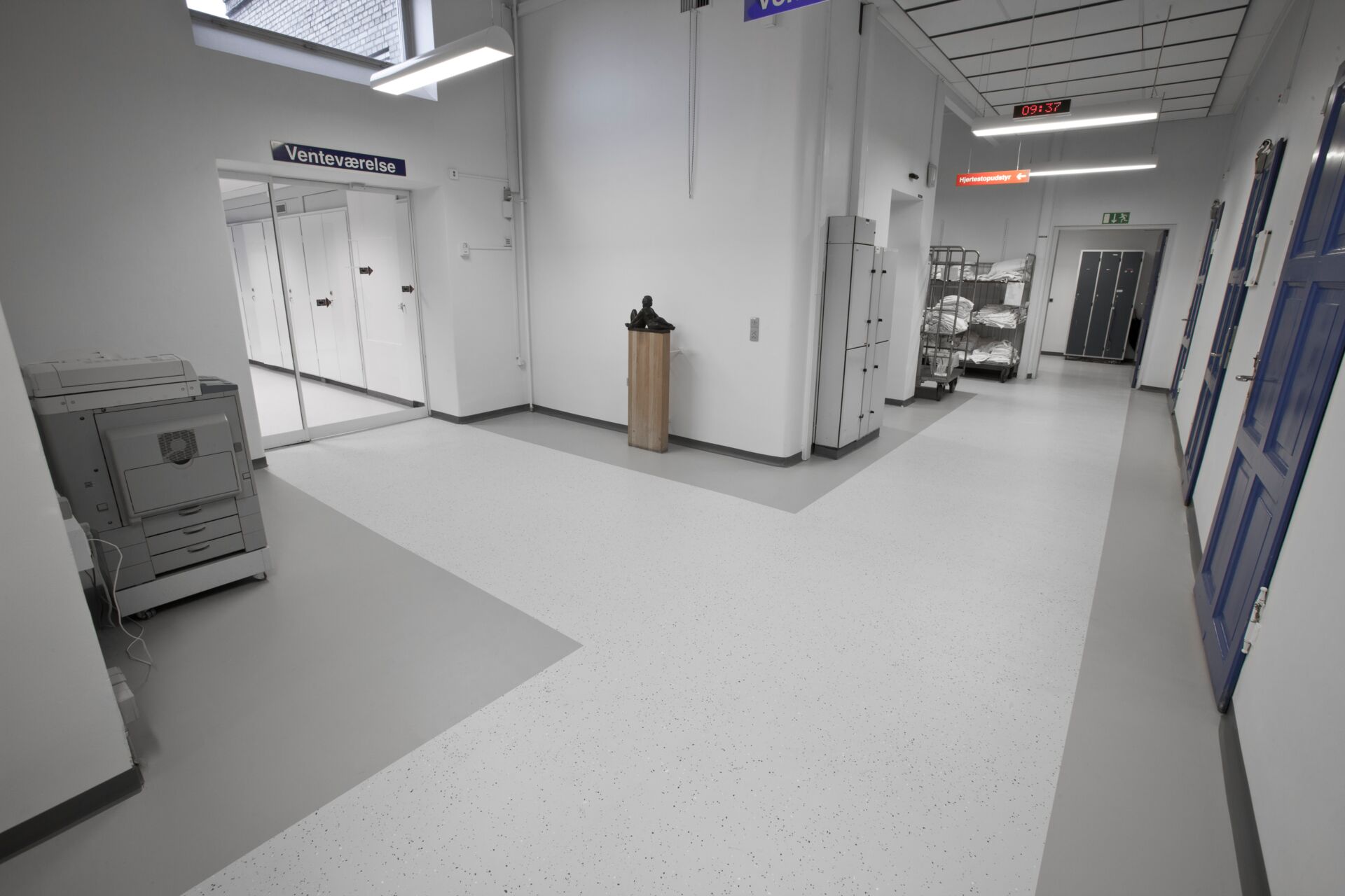 Nachher - PU-Bodenversiegelung - Krankenhaus - Flur Erneuerung Vinylboden