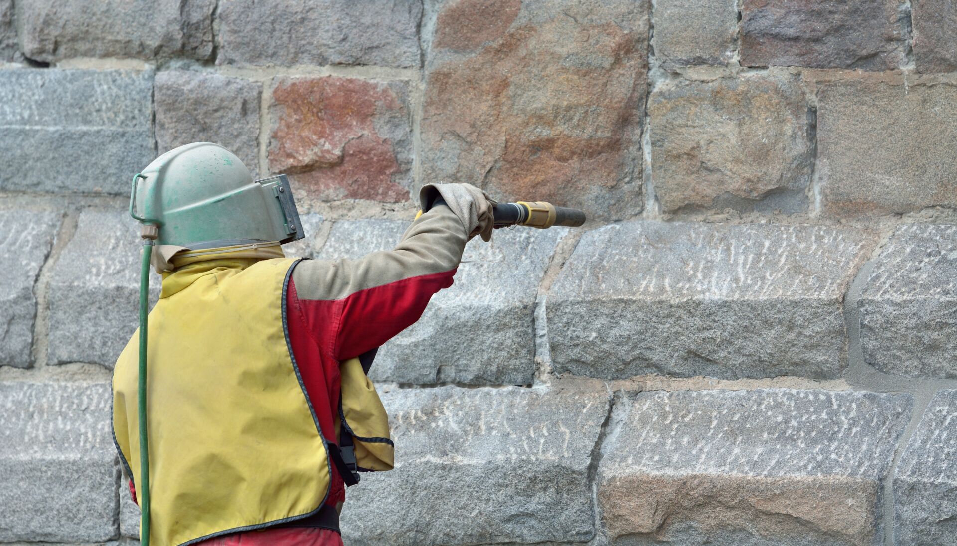 Sandstrahlen zur Fassadenreinigung oder Graffiti entfernen
