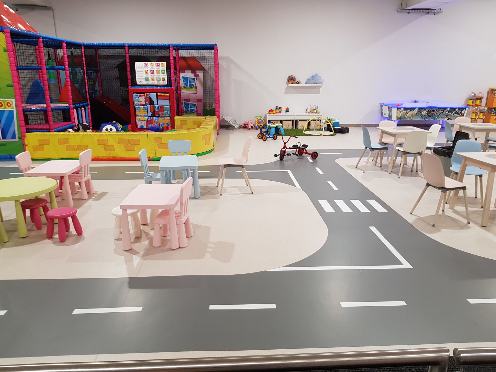 Nachher - Strapazierfähiger Designbodenbelag - Kita Indoorspielplatz